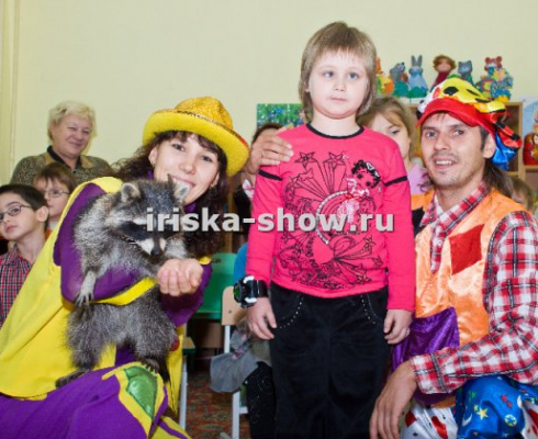 Человек паук и фокусник с животными