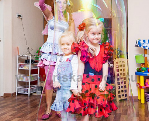 Фея с мыльными пузырями