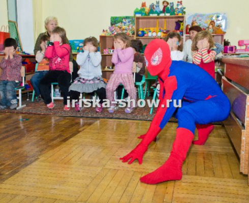 Человек паук и фокусник с животными