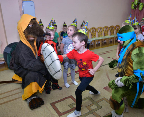 Черепашки ниндзя с Учителем Сплинтором на празднике у Дениса.