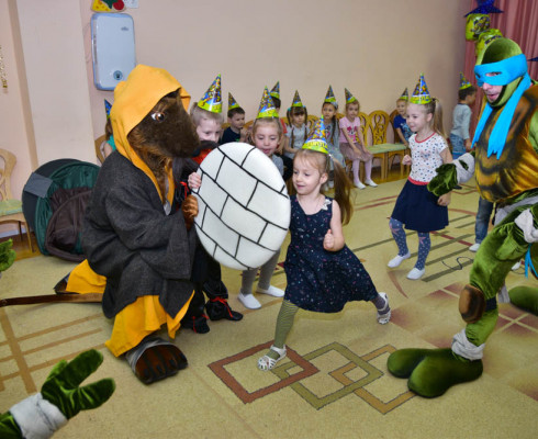 Черепашки ниндзя с Учителем Сплинтором на празднике у Дениса.