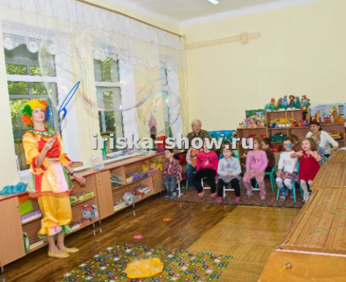 Человек паук и фокусник с животными