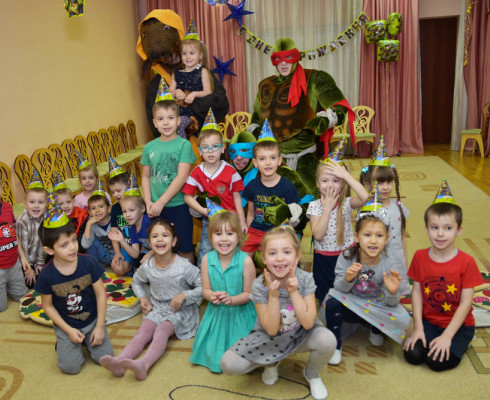 Черепашки ниндзя с Учителем Сплинтором на празднике у Дениса.