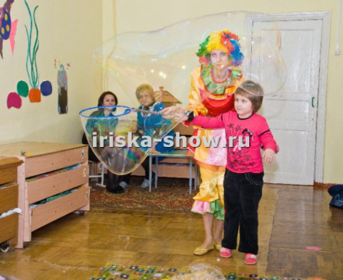 Человек паук и фокусник с животными