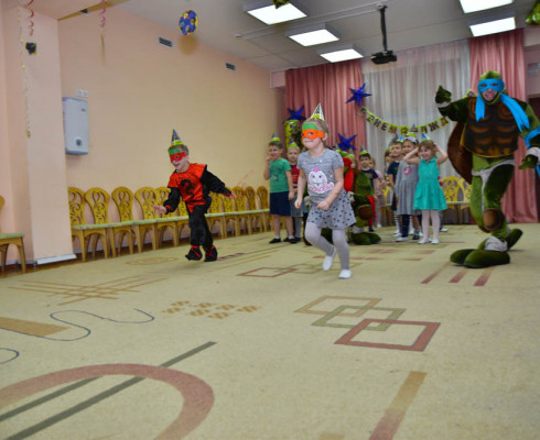 Черепашки ниндзя с Учителем Сплинтором на празднике у Дениса.