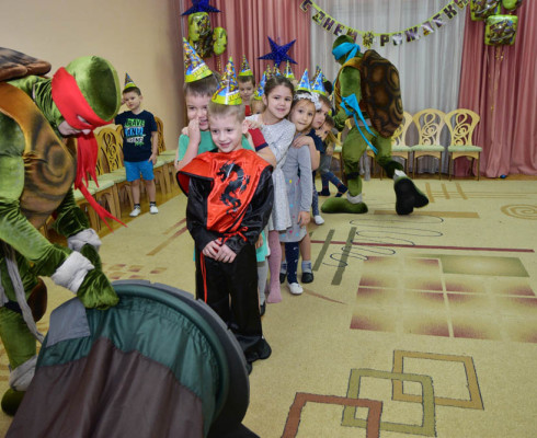 Черепашки ниндзя с Учителем Сплинтором на празднике у Дениса.