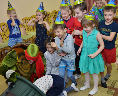 Черепашки ниндзя с Учителем Сплинтором на празднике у Дениса.