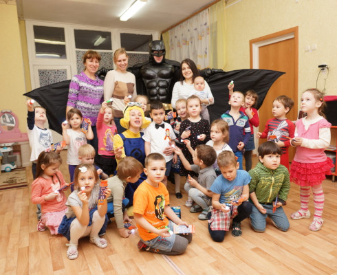 Бэтмен и Миньон в садике у Артема 